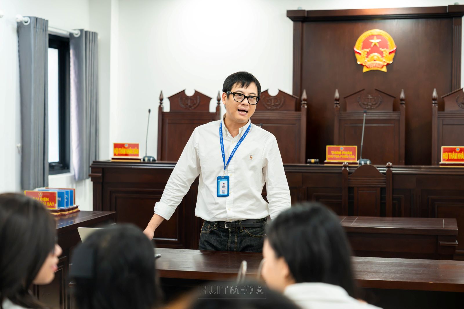 Vì sao người đã đi làm vẫn cần học Thạc sĩ Luật Kinh tế?