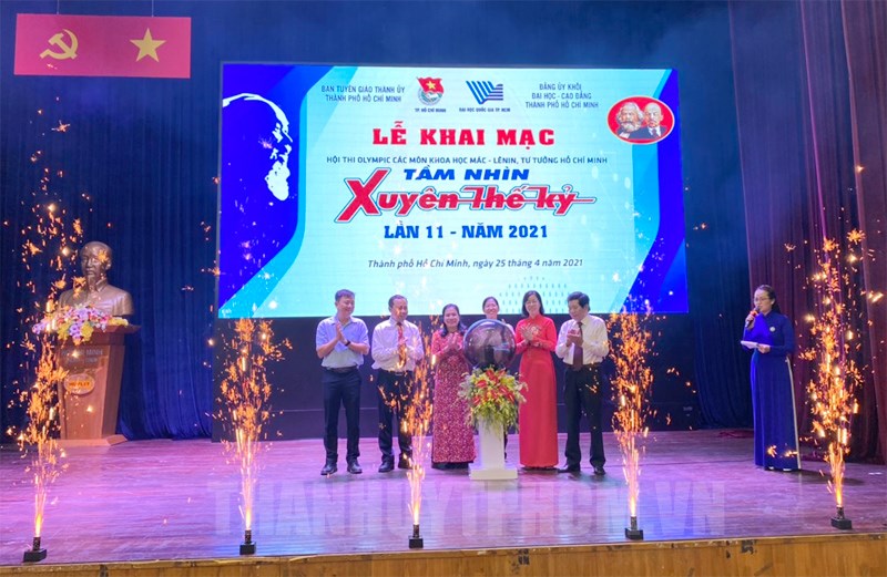 Đoàn Thanh niên phối hợp với Khoa Chính trị Luật tham gia Hội thi Olympic "Tầm nhìn xuyên thế kỷ”