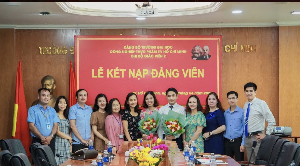 Hai Giảng viên trẻ bộ môn Chính trị  - Xã hội được kết nạp vào hàng ngũ của Đảng Cộng sản Việt Nam