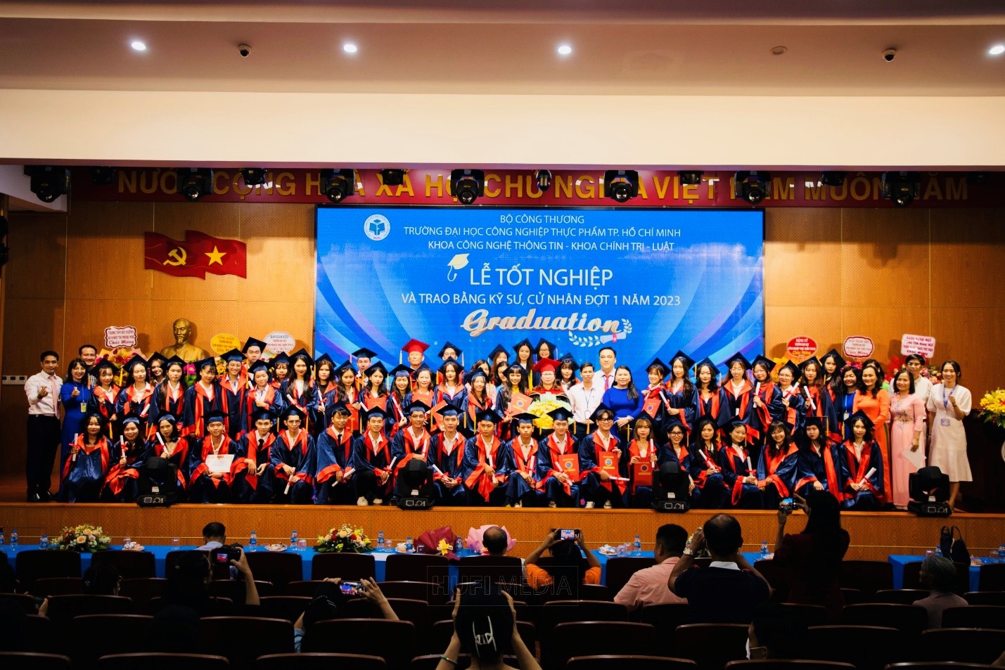 Lễ tốt nghiệp trao bằng cử nhân ngành Luật Kinh tế khóa10