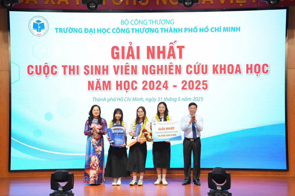 Economics Law students win First Prize at the Student Scientific Research Competition
