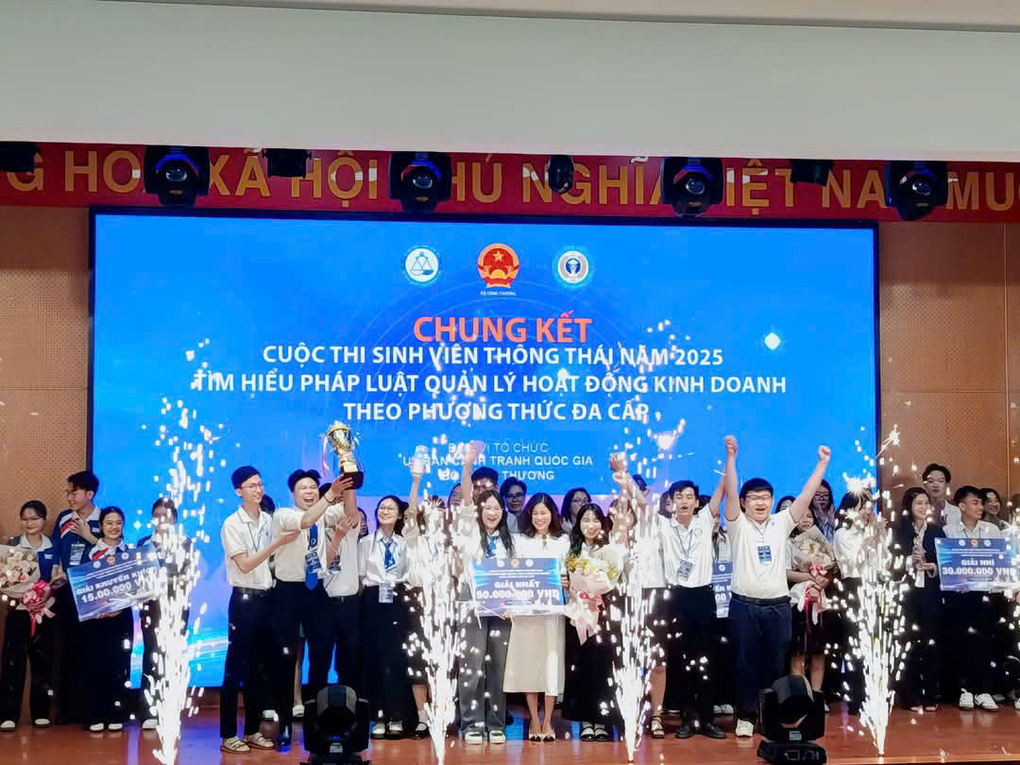 HUIT Economic Law students won First Prize in the "2025 Wise Student" competition.