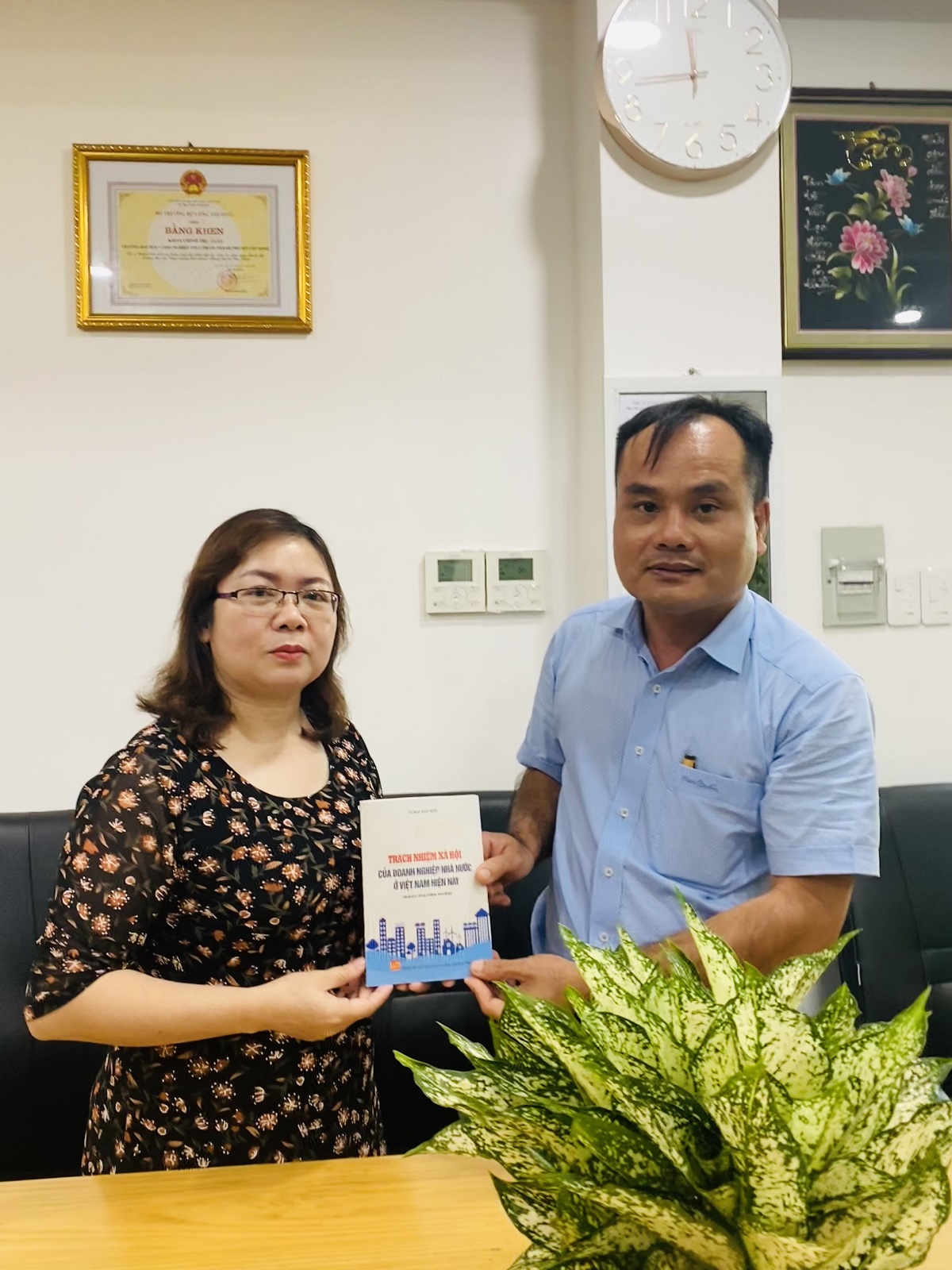 TS Mai Phú Hợp tặng tài liệu cho tủ sách Khoa