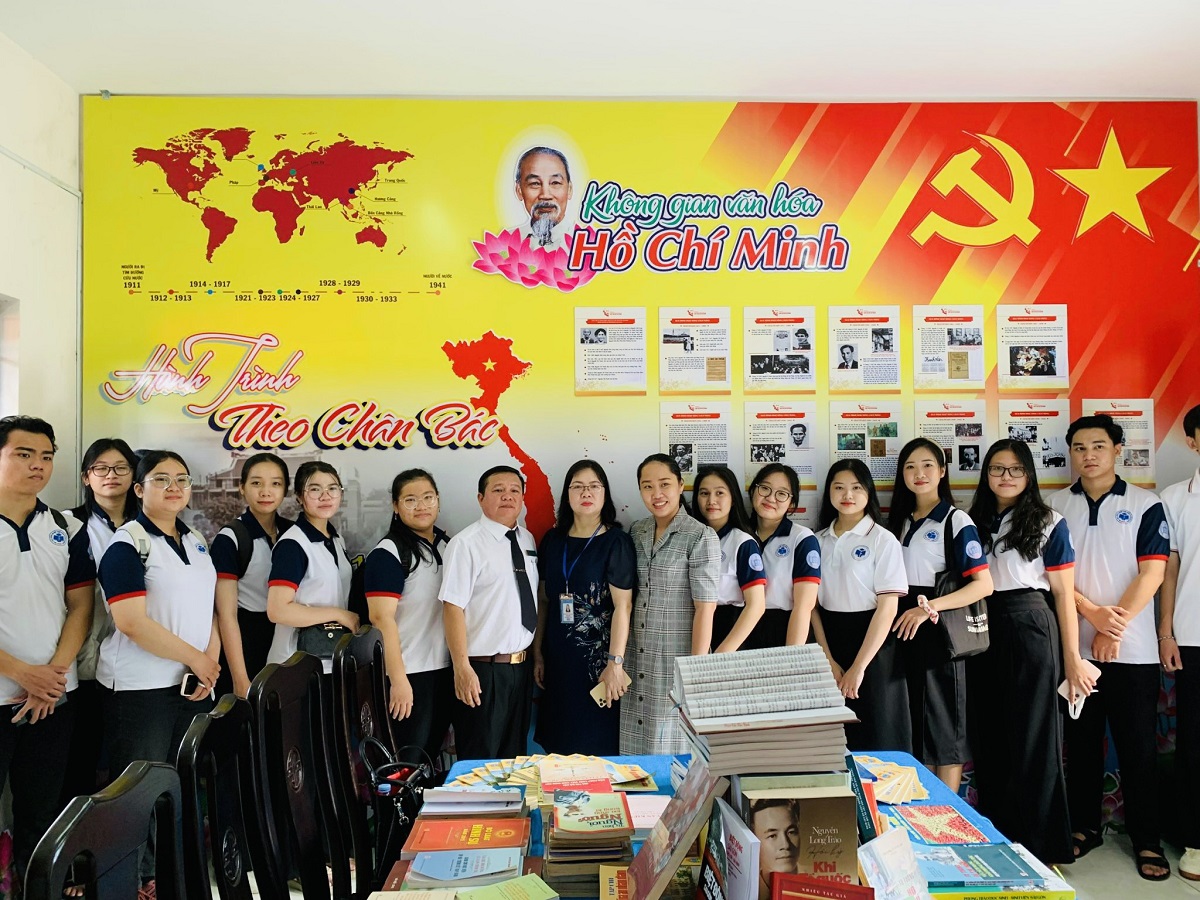 Thăm quan Không gian văn hóa Hồ Chí Minh tại TAND Huyện Bình Chánh TP.HCM