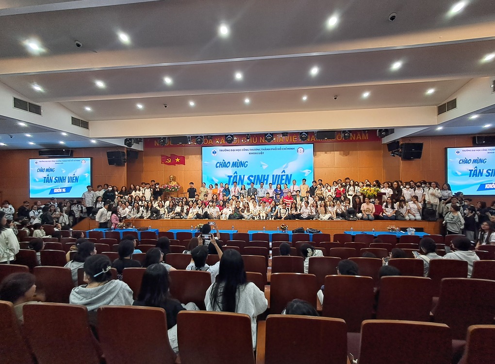 LỄ CHÀO ĐÓN TÂN SINH VIÊN KHÓA 16  KHOA LUẬT – TRƯỜNG ĐẠI HỌC CÔNG THƯƠNG  THÀNH PHỐ HỒ CHÍ MINH