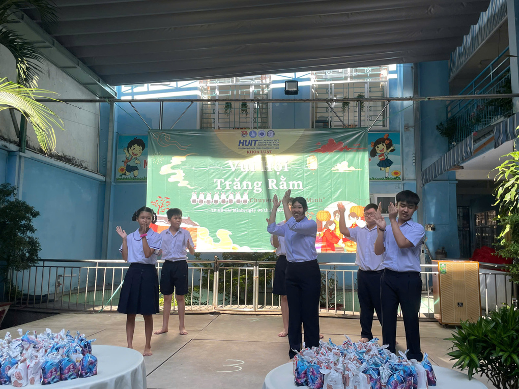 Sinh viên Khoa Luật HUIT mang Trung thu ấm áp đến với học sinh Trường Chuyên biệt Bình Minh