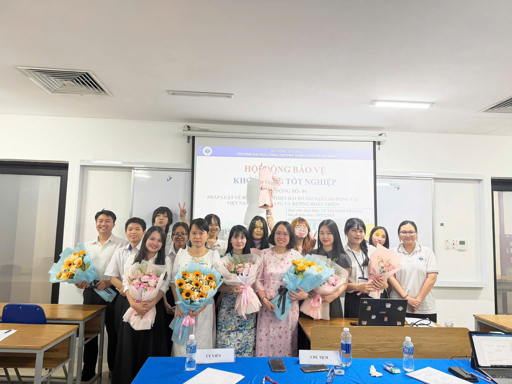 Bảo vệ khóa luận tốt nghiệp ngành Luật Kinh tế khóa 13 (2022 - 2026): Thành công từ sự nghiêm túc và chuyên môn cao