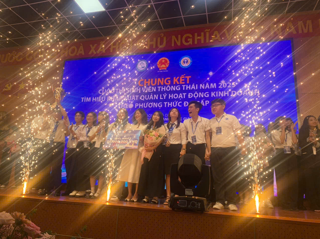 Sinh viên ngành Luật Kinh tế HUIT đạt giải nhất cuộc thi "Sinh viên thông thái năm 2025"