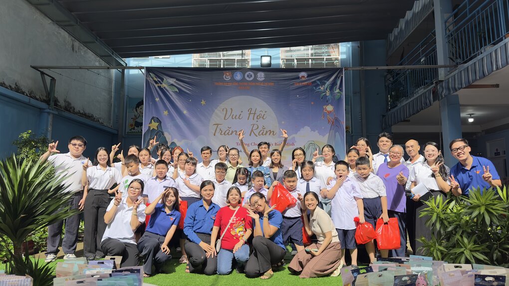 Khoa Luật HUIT Mang Trung Thu Ấm Áp Đến Với Trẻ Em Trường Chuyên Biệt Bình Minh